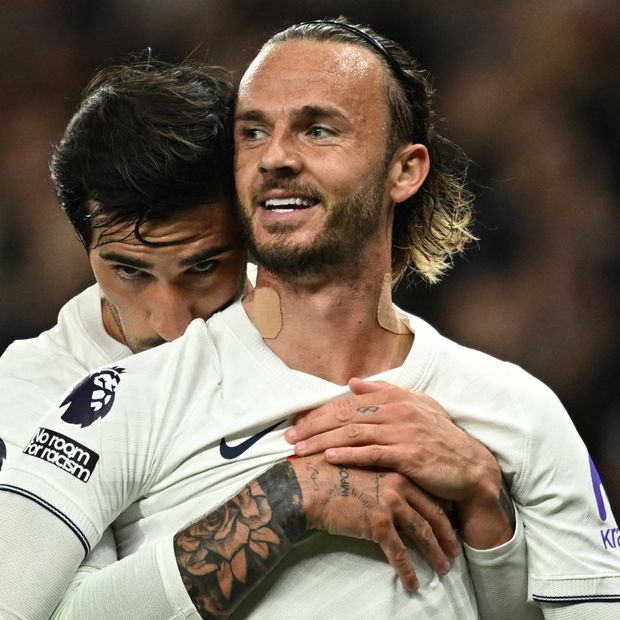 James Madison y Sandro Tonali durante un partido de la Premier League con el Tottenham